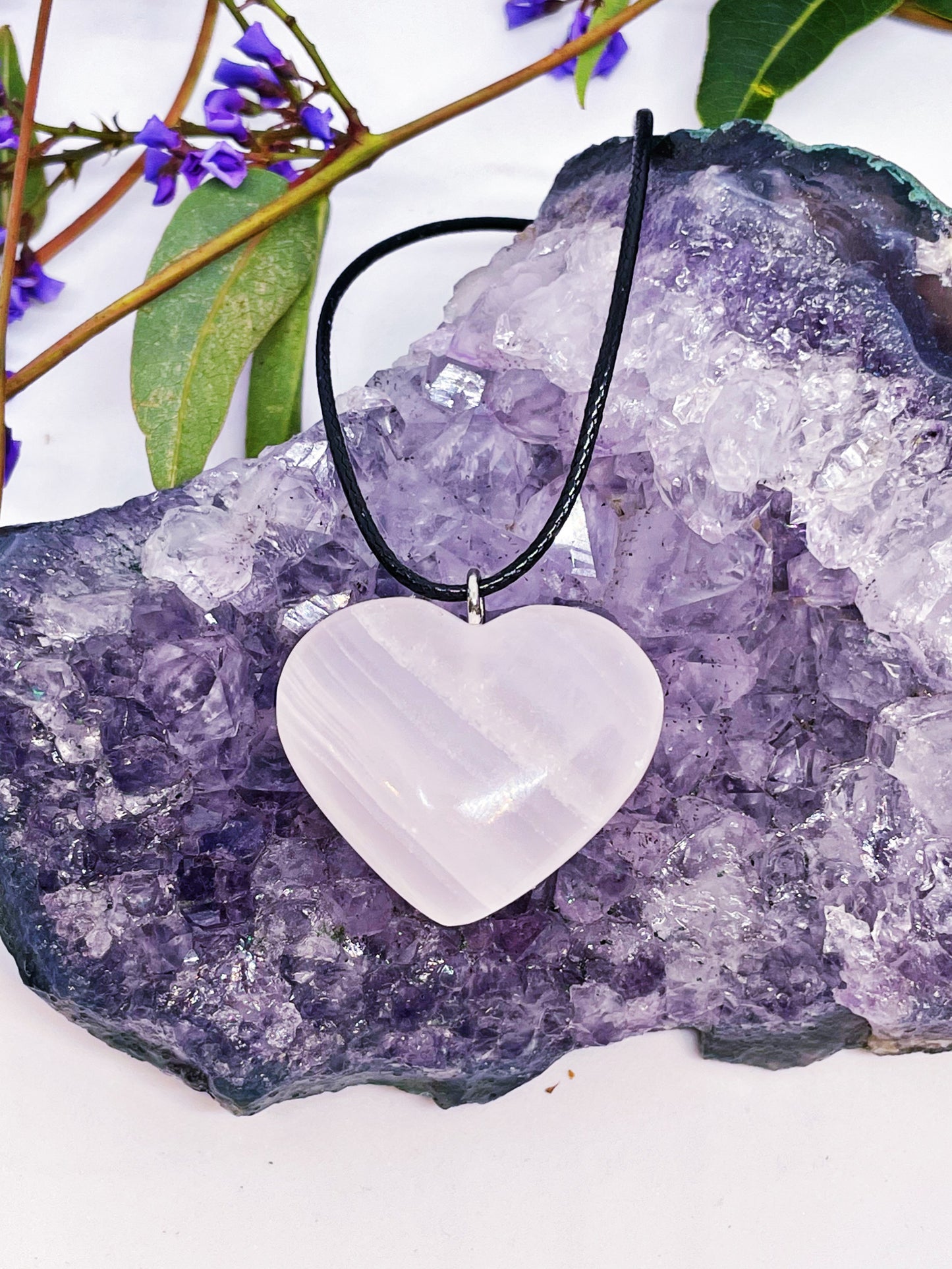 Mangano Calcite Heart Pendants - UV Reactive